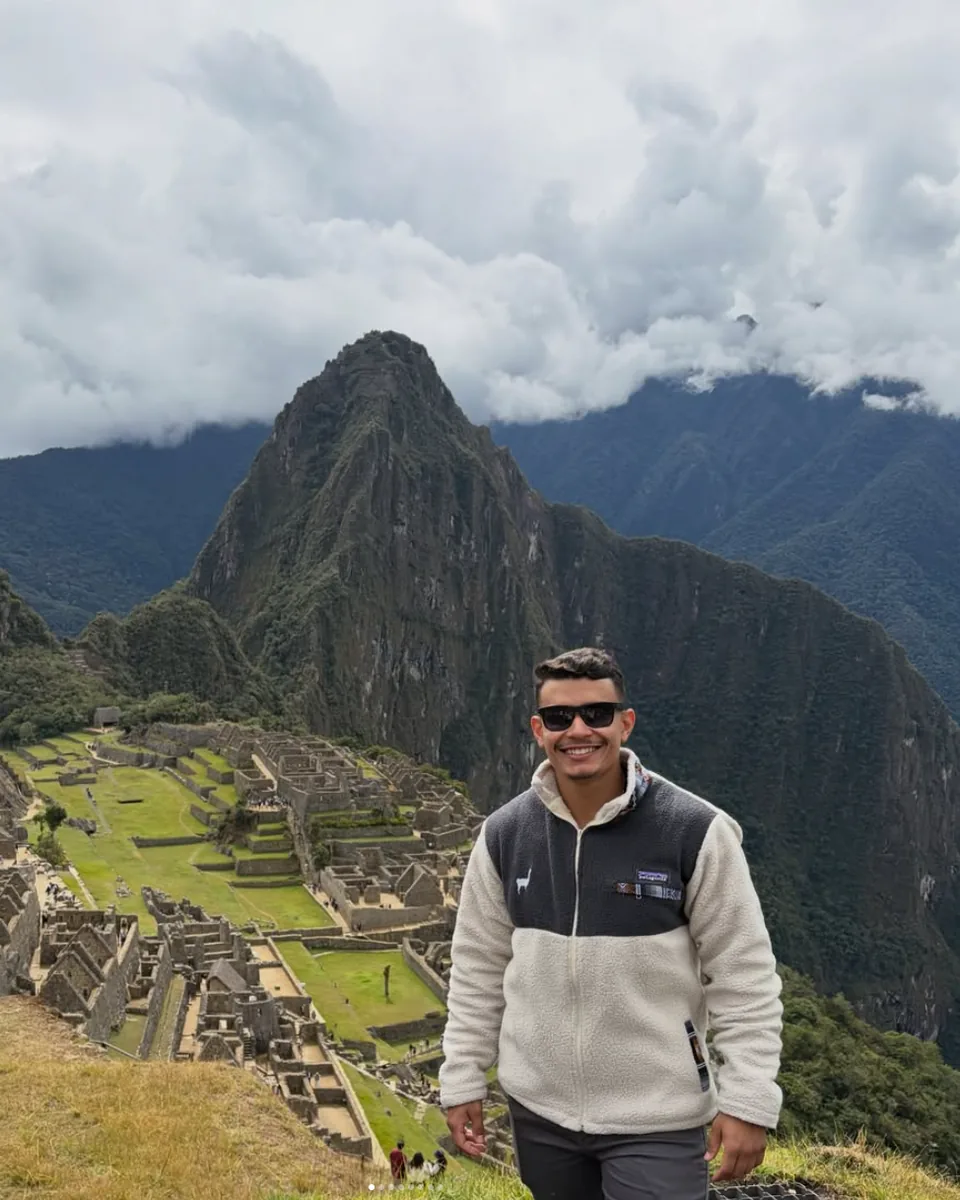 Gabriel Romanhol sorrindo em Machu Picchu, no Peru